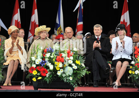 Königin Elizabeth II. Und der Herzog von Edinburgh sitzen mit dem kanadischen Premierminister Stephen Harper und seiner Frau Laureen, und Gouverneur General Michaelle Jean (links), in der Garnison in Halifax, Nova Scotia, Kanada, am Beginn ihrer neuntägigen Tour durch das Land. Stockfoto