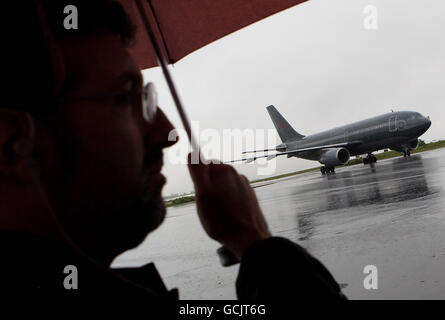 Die britische Königin Elizabeth II. Und der Herzog von Edinburgh kommen am Robert L. Stanfield International Airport, Halifax, Nova Scotia, Kanada, für eine neuntägige Tour durch das Land an. Stockfoto