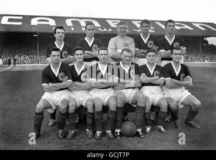 Mitglieder des schottischen Teams, das Wales zu einem Unentschieden von 2-2 in Cardiff ausführte. L-R; hintere Reihe; Alexander Hershaw Parker, John Miller (Ian) McColl, Thomas YOUNGER, John Davidson Hewie und Douglas Cowie, vordere Reihe; Graham Leggat, John Knight Mudie, Lawrence Reilly, George Lewis Young, Robert Young Collins und William Fernie. Stockfoto