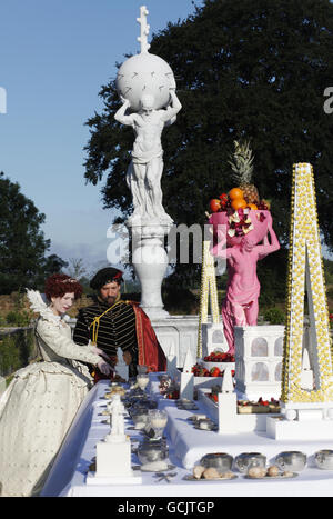 Schauspieler, die als Elizabeth I und Lord Dudley verkleidet waren, während der ersten Jubiläumsfeier der Neugestaltung des Elizabethan-Gartens im Kenilworth Castle in Warwickshire, wo English Heritage ein elisabethanischer Spektakel nachstellte - das "Ambrosial" - ein 300-Teller-Dessert-Bankett, das von Bompas und Parr kreiert wurde, Das wurde angeblich zu Königin Elizabeth I während ihres Aufenthalts dort im Jahr 1575 serviert. Stockfoto