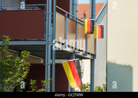 Regensburg, Bayern, Deutschland-22. Juni 2016: Das Bild zeigt deutsche Fahnen auf einem Balkon in Regensburg, Deutschland. Stockfoto