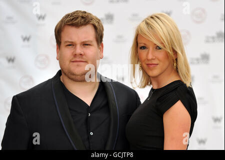 James Corden kommt mit Freundin Julia Carey zum Battersea Power Station Boiler House für eine Spendenauktion zugunsten der Old Vic, die 192 Jahre Theater feiert. Stockfoto