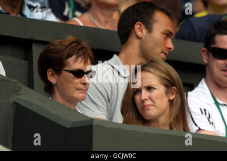 Andy Murrays Mutter Judy (l.) und seine Freundin Kim Sears Beobachte ihn im Kampf gegen den französischen Jo-Wilfried Tsonga Stockfoto