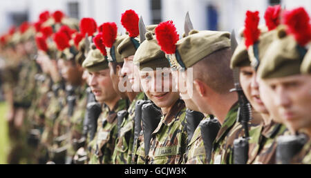 Soldaten des Royal Regiment of Scotland nehmen an einer Parade zum Armed Forces Day Teil, die sich durch das Stadtzentrum von Perth zieht und von 51. Highland, 7. Bataillon, dem Royal Regiment of Scotland organisiert wird. Der Graf von Wessex nahm an der Parade Teil und nahm den Gruß in der Tay Street. Stockfoto