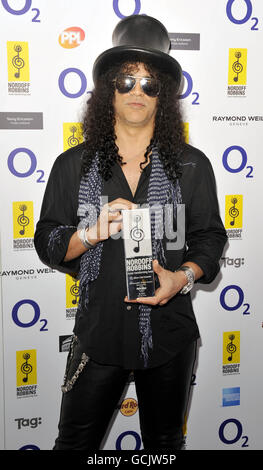 Slash mit seinem Hard Rock Ambassador of Rock Award bei den O2 Silver Clef Awards 2010, die im Londoner Hilton Hotel verliehen wurden. DRÜCKEN SIE VERBANDSFOTO. Bilddatum: Freitag, 2. Juli 2010. Bildnachweis sollte lauten: Tim Ireland/PA Wire Stockfoto