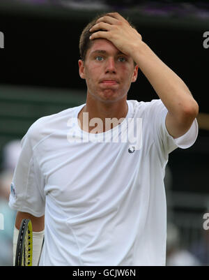 Der Großbritanniens Oliver Golding reagiert während des Tages Eleven der Wimbledon Championships 2010 im All England Lawn Tennis Club, Wimbledon, gegen den Australier Benjamin Mitchell. Stockfoto