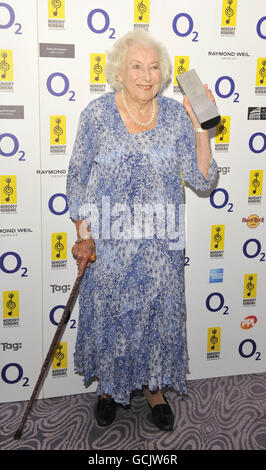 Dame Vera Lynn mit ihrem Investec Icon Award bei den O2 Silver Clef Awards 2010 im Londoner Hilton Hotel. Stockfoto