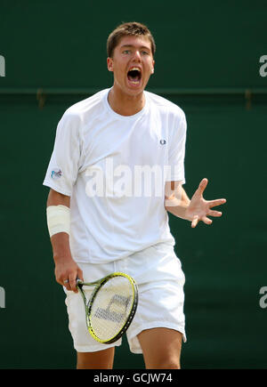 Der Großbritanniens Oliver Golding reagiert während des Tages Eleven der Wimbledon Championships 2010 im All England Lawn Tennis Club, Wimbledon, gegen den Australier Benjamin Mitchell. Stockfoto