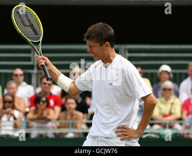 Der Großbritanniens Oliver Golding reagiert während des Tages Eleven der Wimbledon Championships 2010 im All England Lawn Tennis Club, Wimbledon, gegen den Australier Benjamin Mitchell. Stockfoto