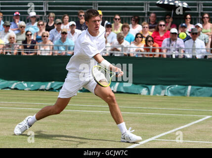 Der Großbritanniens Oliver Golding im Einsatz gegen den Australier Benjamin Mitchell am Tag elf der Wimbledon Championships 2010 im All England Lawn Tennis Club, Wimbledon. Stockfoto