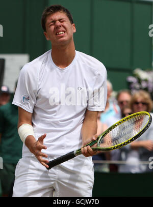 Der Großbritanniens Oliver Golding reagiert während des Tages Eleven der Wimbledon Championships 2010 im All England Lawn Tennis Club, Wimbledon, gegen den Australier Benjamin Mitchell. Stockfoto