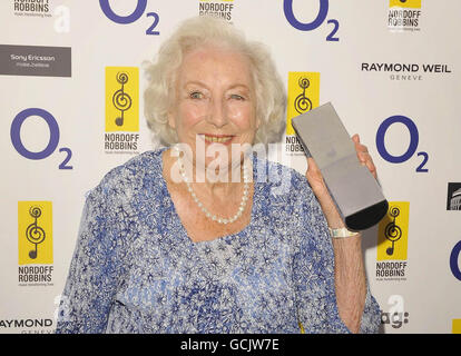 Dame Vera Lynn mit ihrem Investec Icon Award bei den O2 Silver Clef Awards 2010 im Londoner Hilton Hotel. Stockfoto