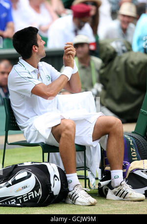 Serbiens Novak Djokovic appelliert an Umpire Carlos Ramos, nachdem er es war Wegen einer Verletzung des Codes, weil er seinen Stuhl mit seinem geschlagen hat Schläger während des Halbfinalmatches der Herren gegen die Tschechische Republik Tomas Berdych Stockfoto
