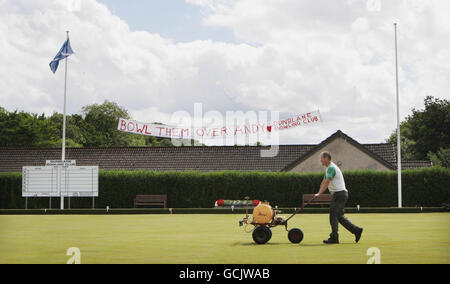 Ein Schild, das Andy Murray unterstützt, hängt vor seinem Halbfinalspiel in Wimbledon über einem Grün im Dunblane Bowling Club in Andy Murrays Heimatstadt Dunblane in Zentralschottland. Stockfoto