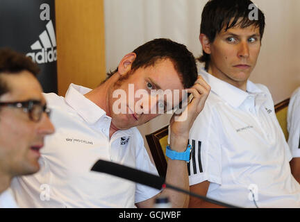 Der britische Radfahrer Bradley Wiggins (Mitte) und Mitglieder des Sky Cycling Teams beantworten Fragen bei einer Pressekonferenz während des Tour de France Preview-Tages in Rotterdam vor dem Rennen, das am Samstag beginnt. Stockfoto