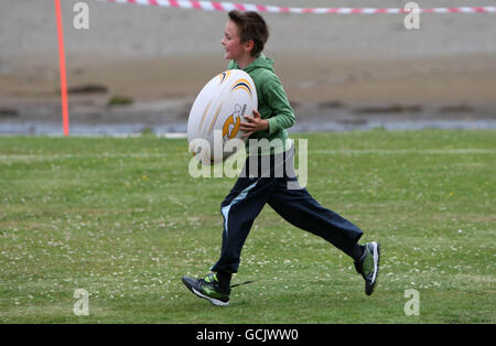 Kinder nehmen an Street Rugby on the Green in Lochgoilhead, Schottland, Teil. Stockfoto