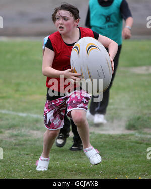 Kinder nehmen an Street Rugby on the Green in Lochgoilhead, Schottland, Teil. Stockfoto