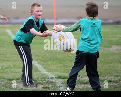 Kinder nehmen an Street Rugby on the Green in Lochgoilhead, Schottland, Teil. Stockfoto