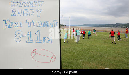 Kinder nehmen an Street Rugby on the Green in Lochgoilhead, Schottland, Teil. Stockfoto