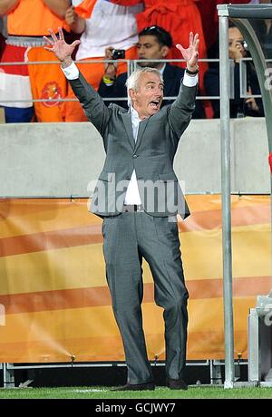 Fußball - FIFA Fußball-Weltmeisterschaft Südafrika 2010 - Viertelfinale - Niederlande - Brasilien - Nelson Mandela Bay Stadium. Der niederländische Cheftrainer Bert Van Marwijk feiert nach dem letzten Pfiff. Stockfoto