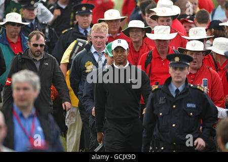 Während des JP McManus Invitational Pro-am Tournament im Adare Manor Hotel & Golf Resort, Limerick, Irland, macht sich der US-amerikanische Tiger Woods auf den Weg. Stockfoto