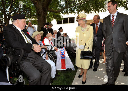 Königin Elizabeth II trifft auf erfahrene Soldaten, als sie die RIM-Fabrik (Research in Motion), die das Blackberry-Mobiltelefon herstellt, in Waterloo, Kanada, verlässt. Stockfoto