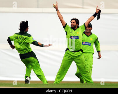 Der pakistanische Shahid Afridi (rechts) feiert beim ersten Twenty20 International-Spiel in Edgbaston, Birmingham, den Fang des australischen Cameron White. Stockfoto