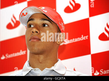 Motorsport - Santander McLaren Drivers Pressekonferenz - Institut für Kindergesundheit. Lewis Hamilton von McLaren während der McLaren Formel-1-Pressekonferenz im Institute of Child Health, London. Stockfoto