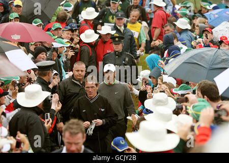 Tiger Woods mit dem Jockey Tony McCoy während des JP McManus Invitational Pro-am-Turniers im Adare Manor Hotel & Golf Resort, Limerick, Irland. Stockfoto