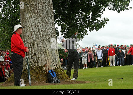 Während des JP McManus Invitational Pro-am-Turniers im Adare Manor Hotel & Golf Resort, Limerick, Irland, landet Tiger Woods hinter einem Baum auf dem 18. Fairway. Stockfoto