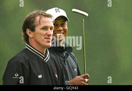 Tiger Woods mit Jockey Tony McCoy (links) während des JP McManus Invitational Pro-am Tournament im Adare Manor Hotel & Golf Resort, Limerick, Irland. Stockfoto