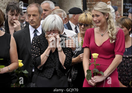 Heidi Kirkpatrick (rechts), die Frau von Corporal Jamie Kirkpatrick, 32, vom 101 Engineer Regiment, weint mit anderen Trauernden, als der Sarg ihres Mannes entlang der High Street in Wootton Bassett, Wiltshire, gefahren wird. Stockfoto