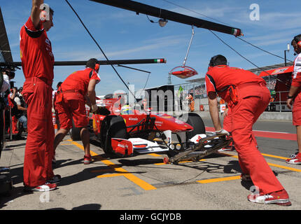 Ferrari Felipe Massa aus Brasilien in den Boxen während eines Trainingstages vor dem British Grand Prix von Santander auf dem Silverstone Circuit, Northampton. Stockfoto