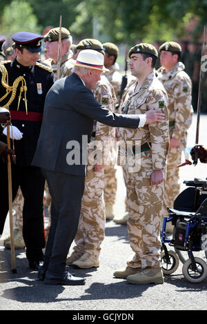 Korporal Andrew Reid schließt sich seinen Soldatenkollegen des 3. Bataillons, dem Yorkshire Regiment, an, als sie Medaillen vom Herzog von Wellington in Battlesbury Barracks in Warminster, Wiltshire, für den Dienst an der Operation Herrick in Afghanistan erhalten. Stockfoto