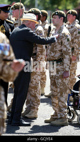 Korporal Andrew Reid schließt sich seinen Soldatenkollegen des 3. Bataillons, dem Yorkshire Regiment, an, als sie Medaillen vom Herzog von Wellington in Battlesbury Barracks in Warminster, Wiltshire, für den Dienst an der Operation Herrick in Afghanistan erhalten. Stockfoto