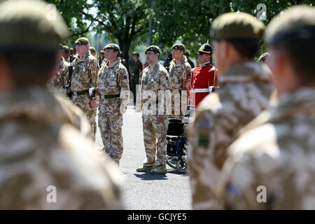 Korporal Andrew Reid schließt sich seinen Soldatenkollegen des 3. Bataillons, dem Yorkshire Regiment, an, als sie Medaillen vom Herzog von Wellington in Battlesbury Barracks in Warminster, Wiltshire, für den Dienst an der Operation Herrick in Afghanistan erhalten. Stockfoto