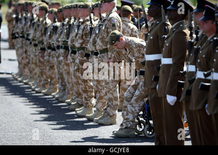 Der Korporal Andrew Reid (fünfter rechts) schließt sich seinen Soldatenkollegen des 3. Bataillons des Yorkshire-Regiments an, als sie Medaillen vom Herzog von Wellington in den Battlesbury Barracks in Warminster, Wiltshire, für den Dienst an der Operation Herrick in Afghanistan erhalten. Stockfoto