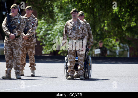 Korporal Andrew Reid (Mitte) schloss sich seinen Soldatenkollegen des 3. Bataillons des Yorkshire Regiments an, als sie Medaillen vom Herzog von Wellington in Battlesbury Barracks in Warminster, Wiltshire, für den Dienst an der Operation Herrick in Afghanistan erhielten. Stockfoto