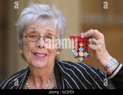 Margaret Tyzack mit ihrer CBE, die ihr der Prinz von Wales bei einer Investiturfeier im Buckingham Palace, London, verliehen hat. Stockfoto