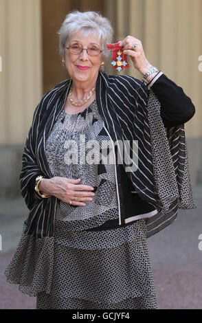 Margaret Tyzack mit ihrer CBE, die ihr der Prinz von Wales bei einer Investiturfeier im Buckingham Palace, London, verliehen hat. Stockfoto