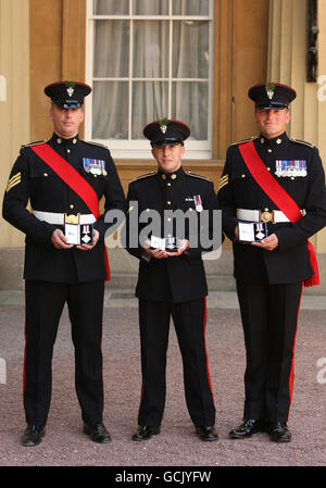 (Von links nach rechts) Sergeant Alan Dennis, Lance Corporal Kyle Smith und Sergeant Marc Giles, alle aus dem Mercian Regiment, die bei einer Investiturzeremonie im Buckingham Palace, London, das auffällige Gallanterie-Kreuz des Prinzen von Wales erhielten. Stockfoto