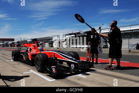 Timo Glock von Virgin Racing aus Deutschland verlässt die Box in ihrem zweiten Training während eines Trainingstages vor dem British Grand Prix von Santander auf dem Silverstone Circuit, Northampton. Stockfoto