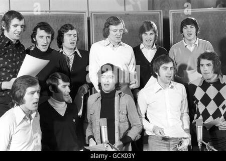 Mitglieder der schottischen WM-Mannschaft während einer Aufnahmesession in einem Londoner Studio für einen Track für ihr Album im Zusammenhang mit ihrer Reise nach München zur WM. Die Spieler, von links, hintere Reihe; George Connelly, Danny McGrain, Sandy Jardine, David Hay, Kenny Dalglish und Tom Forsyth. Vordere Reihe, von links; Erich Schaedler, Donald Ford, Willie Morgan, Alistair Hunter und Jim Holton. Stockfoto