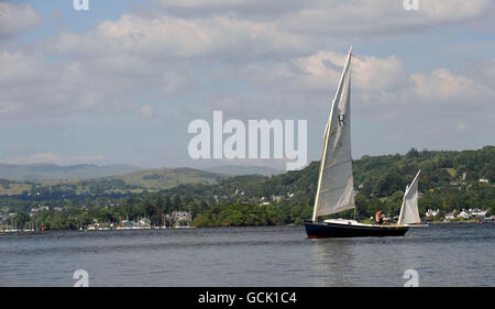 Eine allgemeine Ansicht der Segelboote auf Lake Windermere in Der Lake District Stockfoto