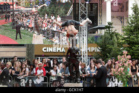 Während der Premiere der Twilight Saga Eclipse im Odeon West End am Leicester Square im Zentrum von London führt ein Freelunner einen Stunt auf der Statue von Charlie Chaplin durch. Stockfoto