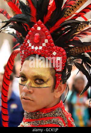 Ein Nachtschwärmer nimmt an der jährlichen Gay Pride Parade im Zentrum von London Teil. Stockfoto