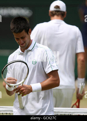 Tennis - Wimbledon Championships 2010 - Day Eleven - The All England Lawn Tennis and Croquet Club. Serbiens Novak Djokovich (links) und der tschechische Tomas Berdych (rechts) während des Halbfinalmatches der Herren Stockfoto