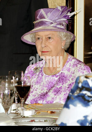 Die britische Königin Elizabeth II. Sitzt bei einem Besuch im Regierungsgebäude in Windnpeg, Kanada, zum Mittagessen an ihrem Tisch. Stockfoto