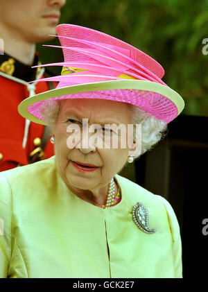 Die britische Königin Elizabeth II. Hört sich eine Rede des kanadischen Premierministers Stephen Harper während eines Besuchs im Regierungsgebäude in Winnipeg, Kanada, an. Stockfoto