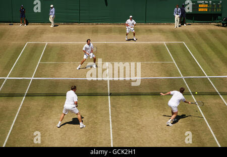 USA Donald Johnson und Jared Palmer im Einsatz gegen Südafrika Wayne Ferreira und Russland Yevgeny Kafelnikov in der Gentlemens Einladung Doubles Finale am Tag dreizehn der Wimbledon Championships 2010 im All England Lawn Tennis Club, Wimbledon. Stockfoto